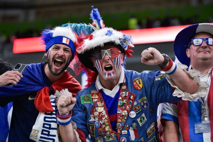 Aficionados franceses celebrando un gol en el Mundial 2022